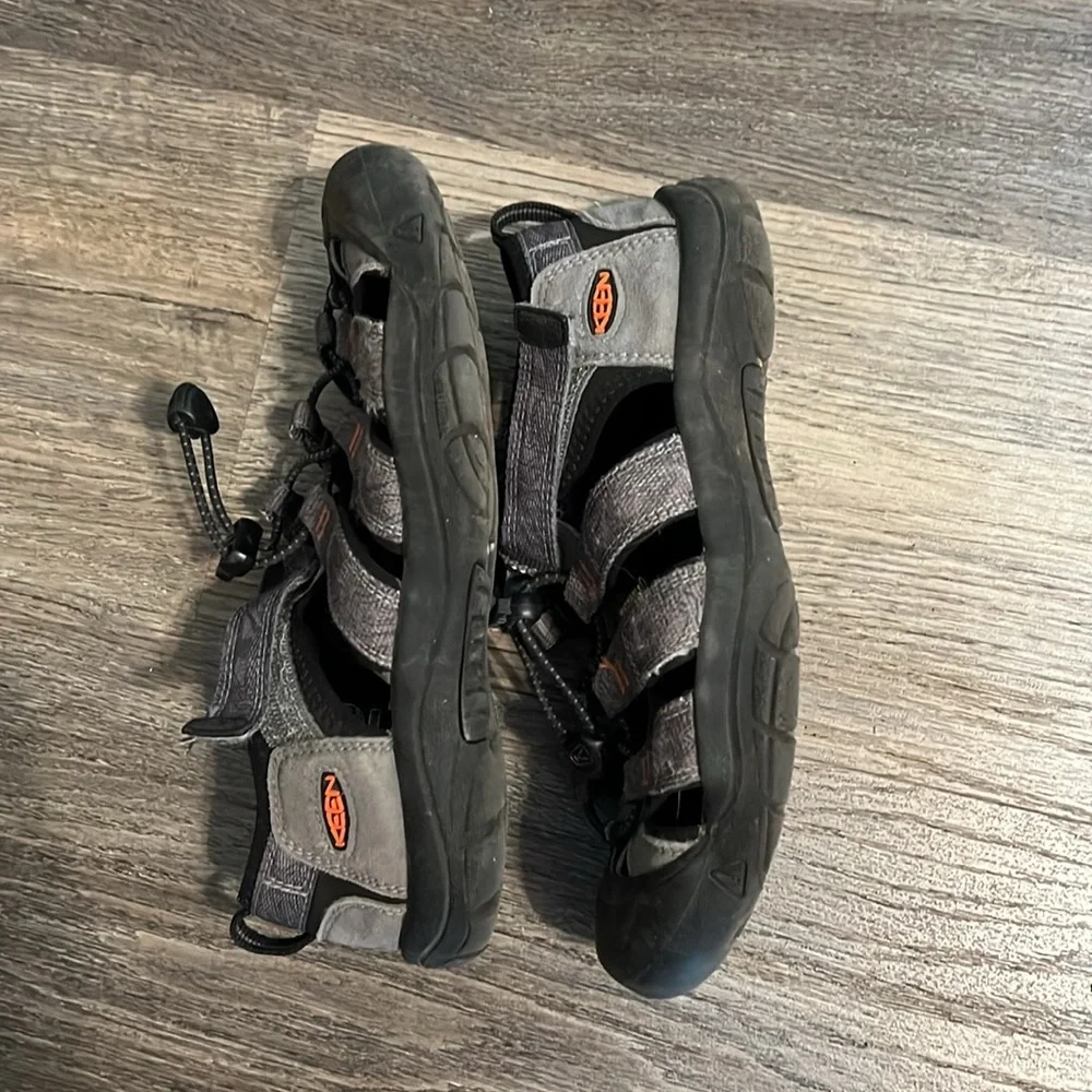 Keen Sandals Unisex Black and Grey Close Toe Sandals Shoes Sz 4